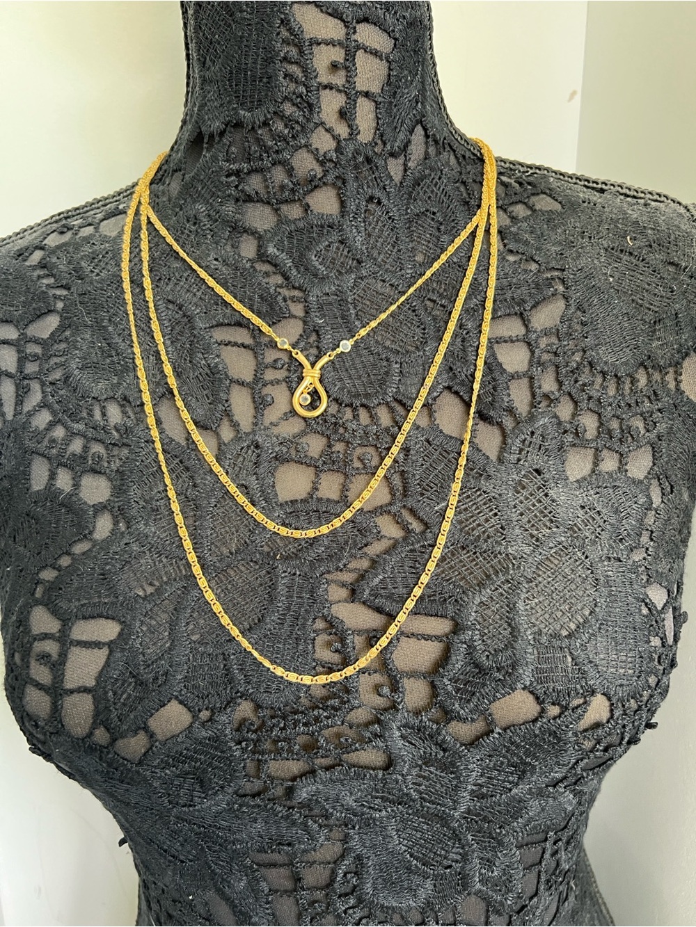 Vintage Gold-Tone Women’s Knot Pendant Chain Necklace - Picture 5 of 5
